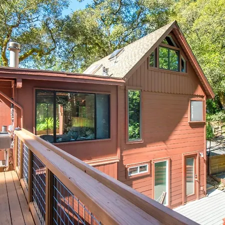 Tree Fort! Redwoods! Hot Tub!! Fire Table!! Google Smart Home!! Fast Wifi!! Dog Friendly!